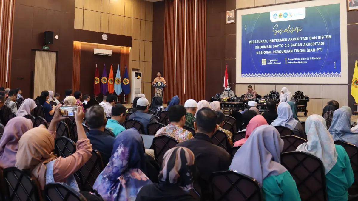MATANGKAN STRATEGI: Rektor Unram Prof Sukardi (atas podium) memberikan sambutan Sosialisasi Peraturan, Instrumen Akreditasi, dan Sistem Informasi  SAPTO 2.0 BAN-PT di Ruang Sidang Senat Unram, Jumat (17/7). Siap hadapi akreditasi 2030, Unram matangkan strategi lewat sosialisasi SAPTO 2.0 BAN-PT.