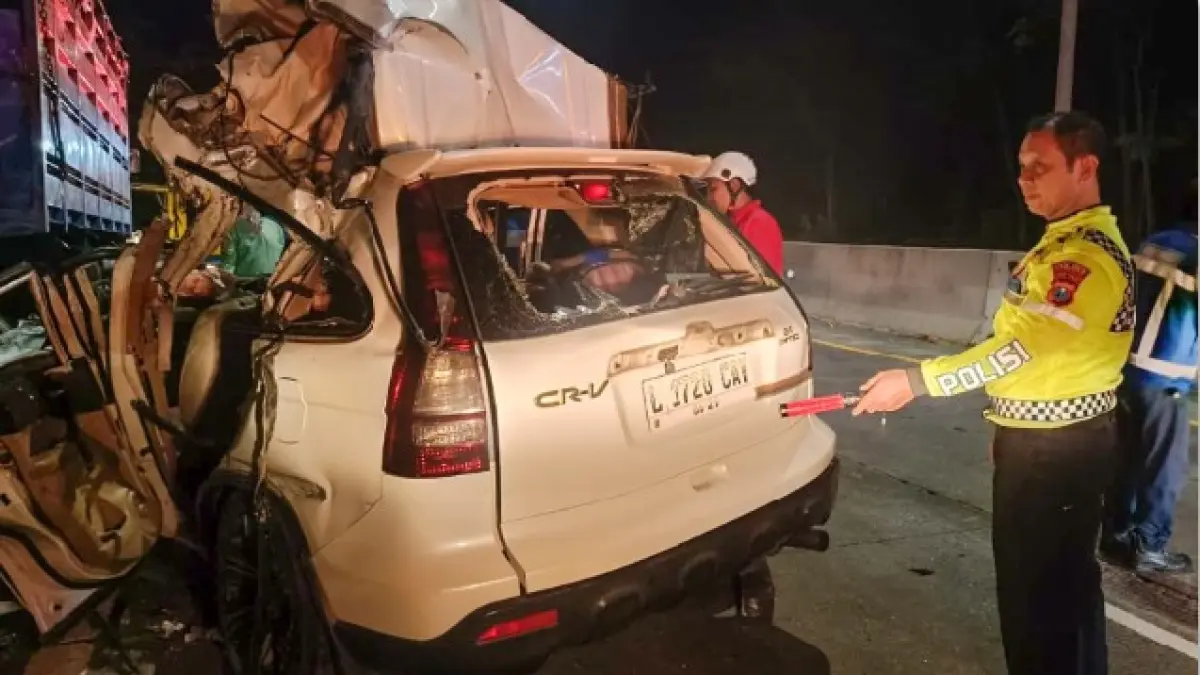 KECELAKAAN MAUT: Kondisi Honda CRV setelah menabrak truk di Tol Malang-Pandaan, Rabu (15/7) malam. Insiden tersebut menewaskan lima orang. Foto bawah, keluarga memanjatkan doa di hadapan tiga peti jenazah korban kecelakaan di Tol Malang-Pandaan di Surabaya, Kamis (16/7). (PUGUH SUDJATMIKO/JAWA POS)