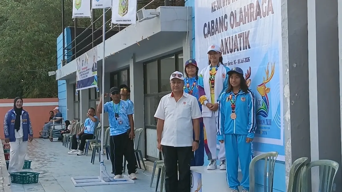 Aisyah Putri Oktafiani (tengah) peroleh emas dan pecahkan Rekor Porprov Cabor Akuatik 50 meter gaya kupu-kupu di Dewi Anjani Waterpark, Lobar, NTB, Jumat (17/7). (NURUL/LOMBOK POST)