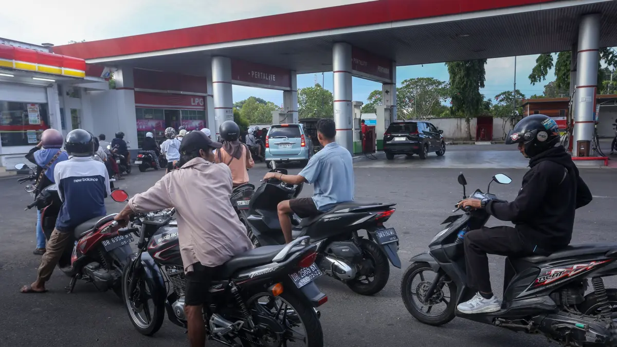 ANTREAN PANJANG: Antrean panjang pengemudi yang mengisi BBM bersubsidi di salah satu SPBU, di Mataram, belum lama ini. (IVAN/LOMBOK POST)