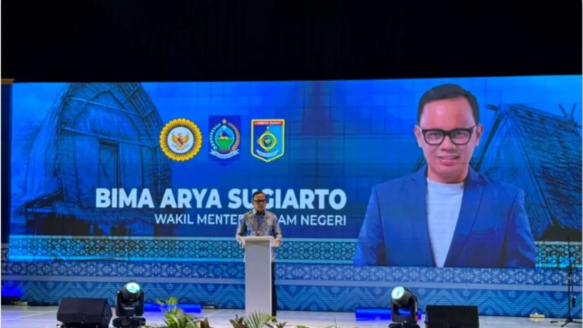 APRESIASI: Wamendagri Bima Arya Sugiarto saat membuka Raker dan Munaslub APPSI di Hotel Aruna Senggigi, Kamis (16/7). (DISKOMINFOTIK NTB/LOMBOK POST)
