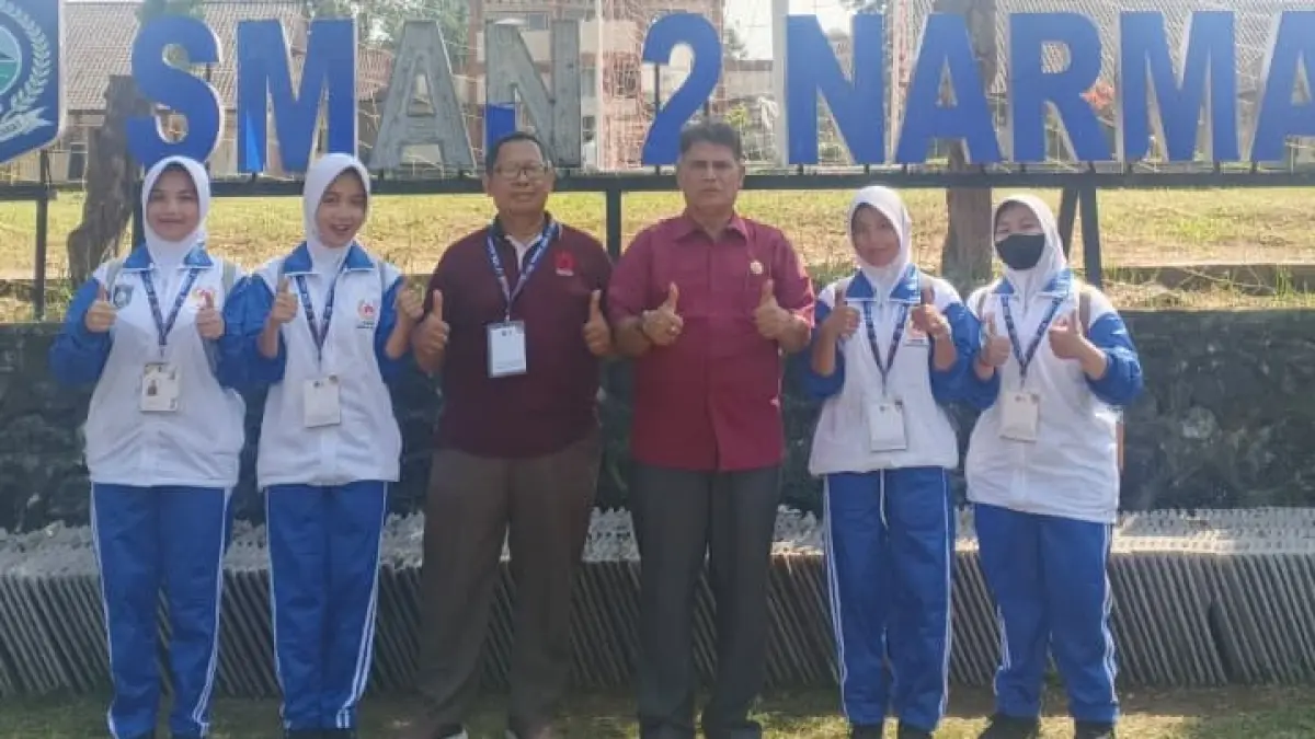 BERPRESTASI: Kepala SMAN 2 Narmada Zulkarnain (tiga dari kanan) bersama siswanya yang mewakili Lobar pada ajang Porprov NTB di sekolah setempat, belum lama ini.
