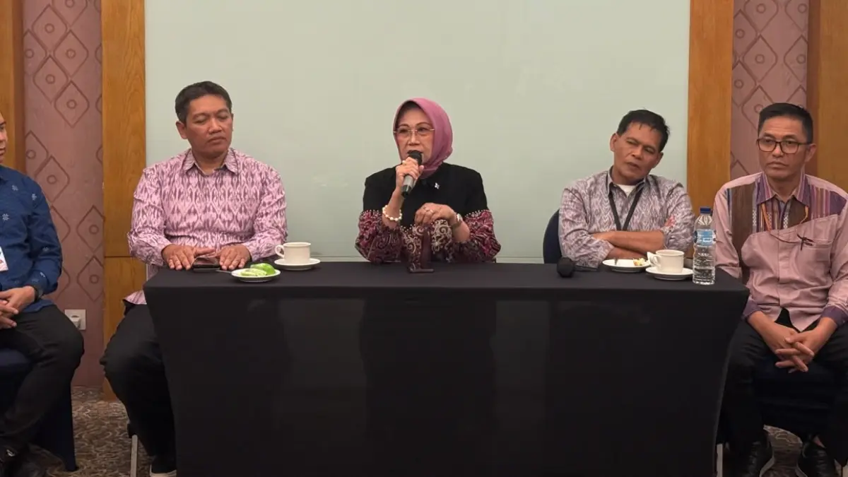 FISKAL DAERAH: Direktur Eksekutif APPSI Ismiati saat memaparkan upaya mengoptimalkan PAD, melalui pengelolaan pajak air permukaan, saat temu media Musnalub APPSI Tahun 2026, di Senggigi, Lombok Barat, Kamis (16/7). (YUYUN/LOMBOK POST)