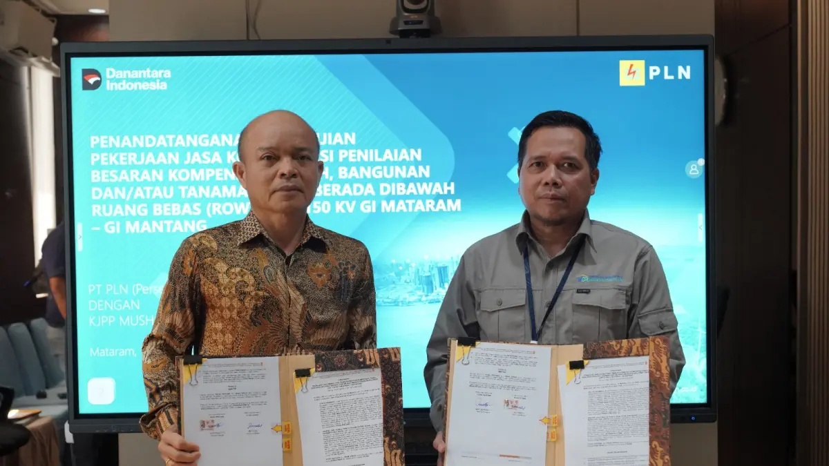 GM PLN UIP Nusra RDW Manurung (kiri) bersama KJPP Mushofah, dalam kegiatan penandatanganan kontrak KJPP proyek SUTT 150 kV GI Mataram - GI Mantang.