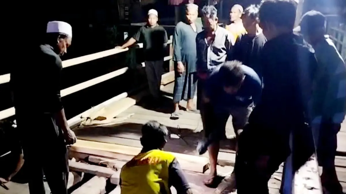 GOTONG ROYONG: Warga Dusun Cemara bergotong royong memperbaiki jembatan kayu yang rusak menggunakan dana dan material hasil swadaya.