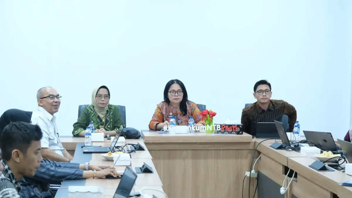 Kepala Divisi Pelayanan Hukum Kanwil Kemenkum NTB Anna Ernita bersama tim Biro SDM dan Ditjen AHU saat pelaksanaan uji petik pembentukan Jabatan Fungsional Pemeriksa Layanan AHU di Mataram, Kamis (16/7).