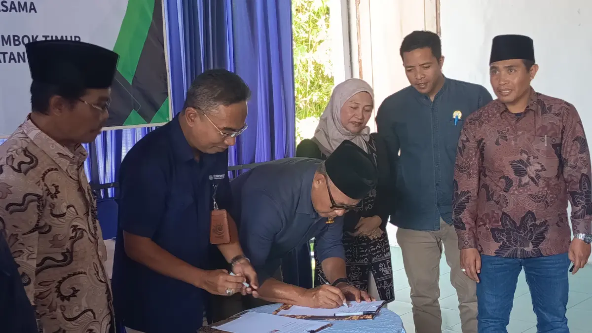 KERJA SAMA: Ketua Baznas Lotim bersama Ketua BPJS Kesehatan Cabang Selong menandatangani perjanjian kerja sama pembayaran iuran BPJS Kesehatan masyarakat miskin