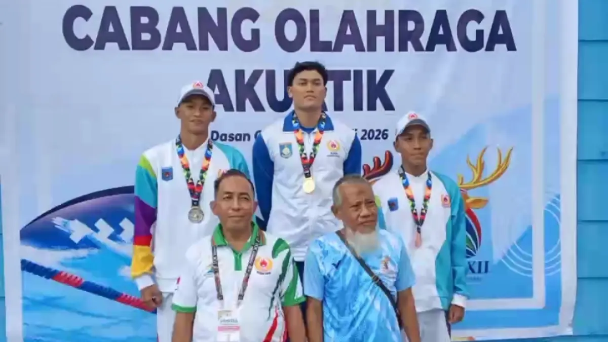 Ketua KONI NTB Mori Hanafi (depan kiri) usai menyerahkan medali kepada atlit peraih medali salah satu cabor Akuatik di Dewi Anjani Waterpark, Lobar, NTB, Jumat (17/7). 