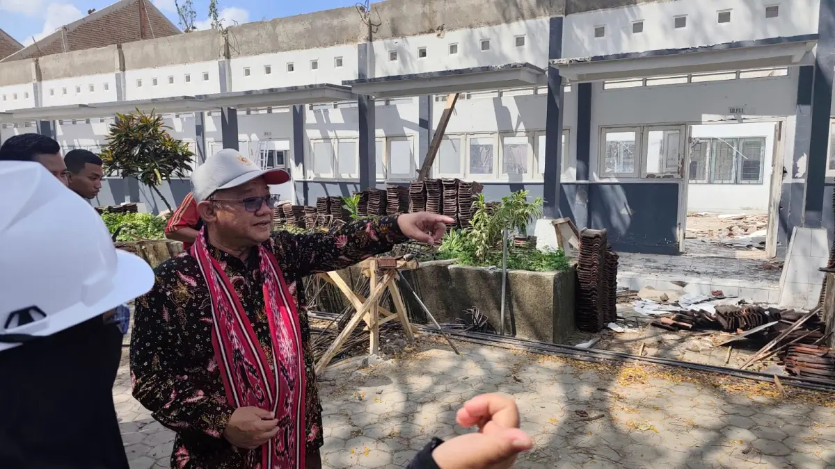 Mendikdasmen RI Abdul Muti (dua kiri) meninjau langsung perkembangan rehabilitasi bangunan lima kelas dan pelaksanaan MPLS di SMA Negeri 2 Praya, Lombok Tengah, Kamis (16/7).
