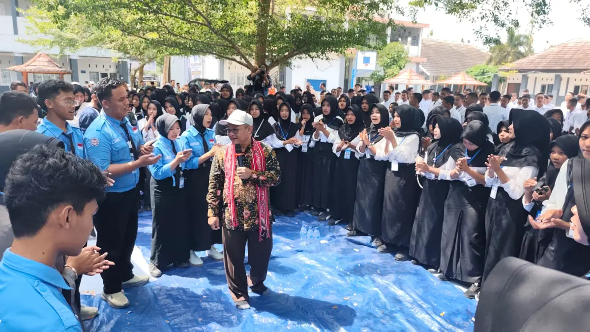 Mendikdasmen RI Abdul Muti (dua kiri) meninjau langsung perkembangan rehabilitasi bangunan lima kelas dan pelaksanaan MPLS di SMA Negeri 2 Praya, Lombok Tengah, Kamis (16/7).