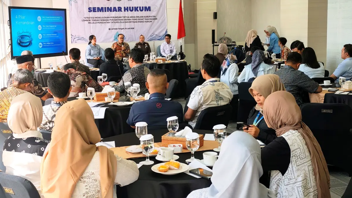 MITIGASI RISIKO HUKUM: Suasana seminar hukum yang digelar Perumdam Tiara Loteng bersama Kejari Loteng menggandeng narasumber dari Dosen Universitas Airlangga di De Balen Soultan Hotel, Poltekpar Lombok, Kamis (16/7).