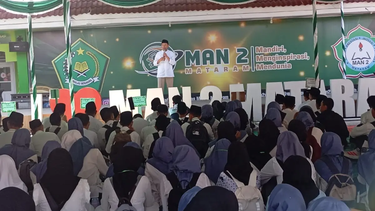 PENUTUPAN: Kepala MAN 2 Mataram Sumber Hadi (baju putih/depan) memberikan sambutan pada penutupan Matamuda di madrasah setempat, Jumat (17/7). Matamuda perkuat madrasah ramah anak dan anti bullying.

