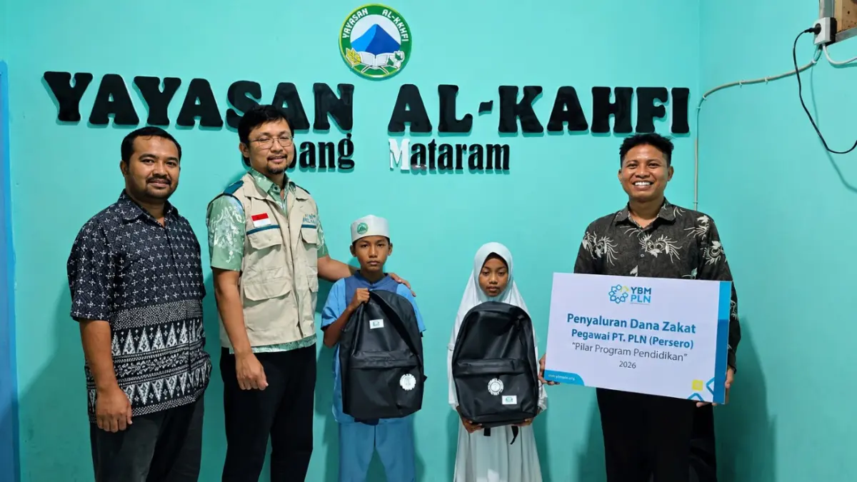 Penyaluran bantuan perlengkapan sekolah secara simbolis kepada anak yatim di Yayasan Al-Kahfi Dasan Agung, Mataram.
