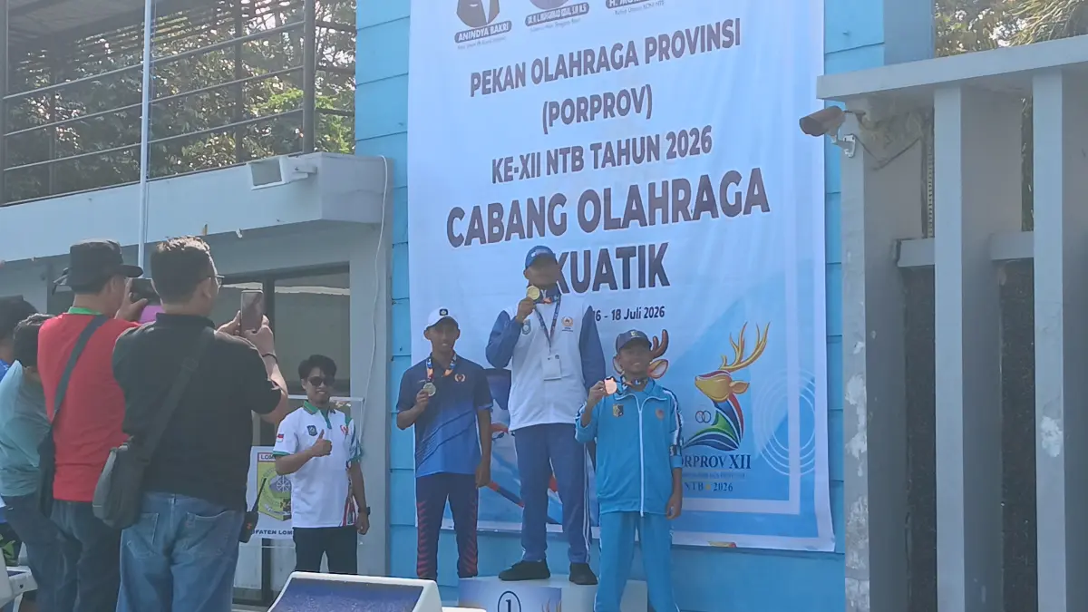 Penyerahan medali juara salah satu kategori cabor akuatik di Dewi Anjani Waterpark, Lingsar, Lobar, NTB, Kamis (16/7).