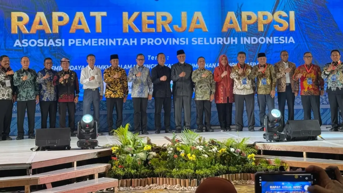 PERTEMUAN STRATEGIS: Foto bersama Wamendagri Bima Arya Sugiarto, dengan para gubernur dan wakil gubernur di Munaslub APPSI Tahun 2026, di Senggigi, Lombok Barat, Kamis (16/7). (YUYUN/LOMBOK POST)