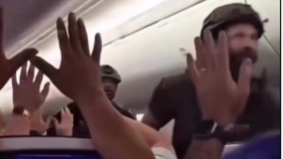 Petugas keamanan mengamankan seorang penumpang setelah pesawat Southwest Airlines melakukan pendaratan darurat di Atlanta.