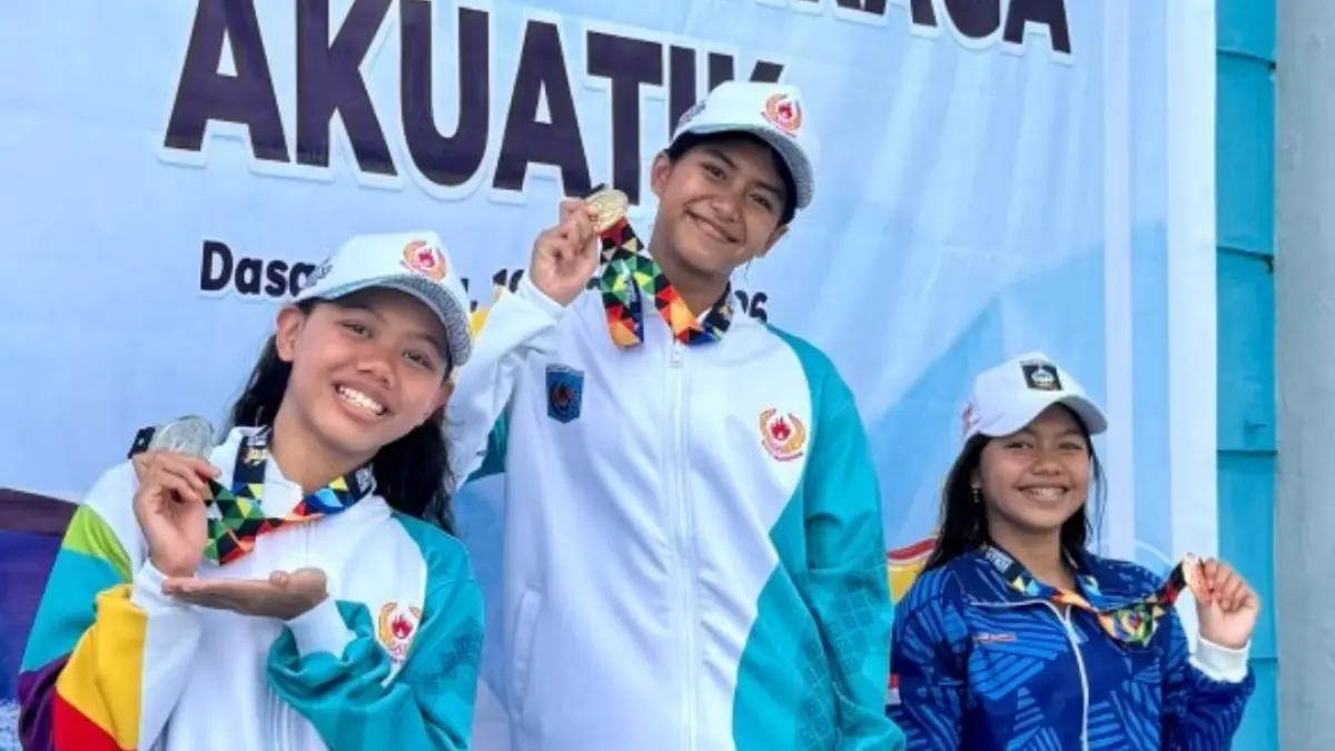PRESTASI: Laras Ajeng Nareswari (tengah) bersama rekan satu kontingen Kota Mataram Aisyah Putri Oktafiani (kiri) memboyong dua medali untuk Kota Mataram pada Porprov XII NTB 2026 Cabor Akuatik di Kolam Renang Dewi Anjani, Lingsar, Lobar, NTB, Kamis (16/7).