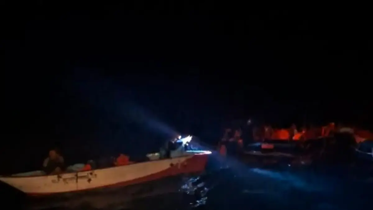 Proses penyelamatan yang dilakukan tim gabungan terhadap penumpang KM Armada Mulia yang mengalami kecelakaan di perairan Sanggar, Bima, Kamis malam (17/7).