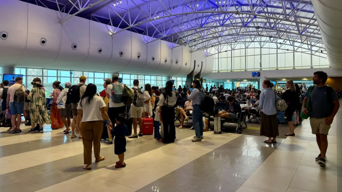 RAMAI: Suasana ruang tunggu BIZAM yang ramai dengan kedatangan wisatawan pada saat momen libur sekolah belum lama ini. (IST/LOMBOK POST)