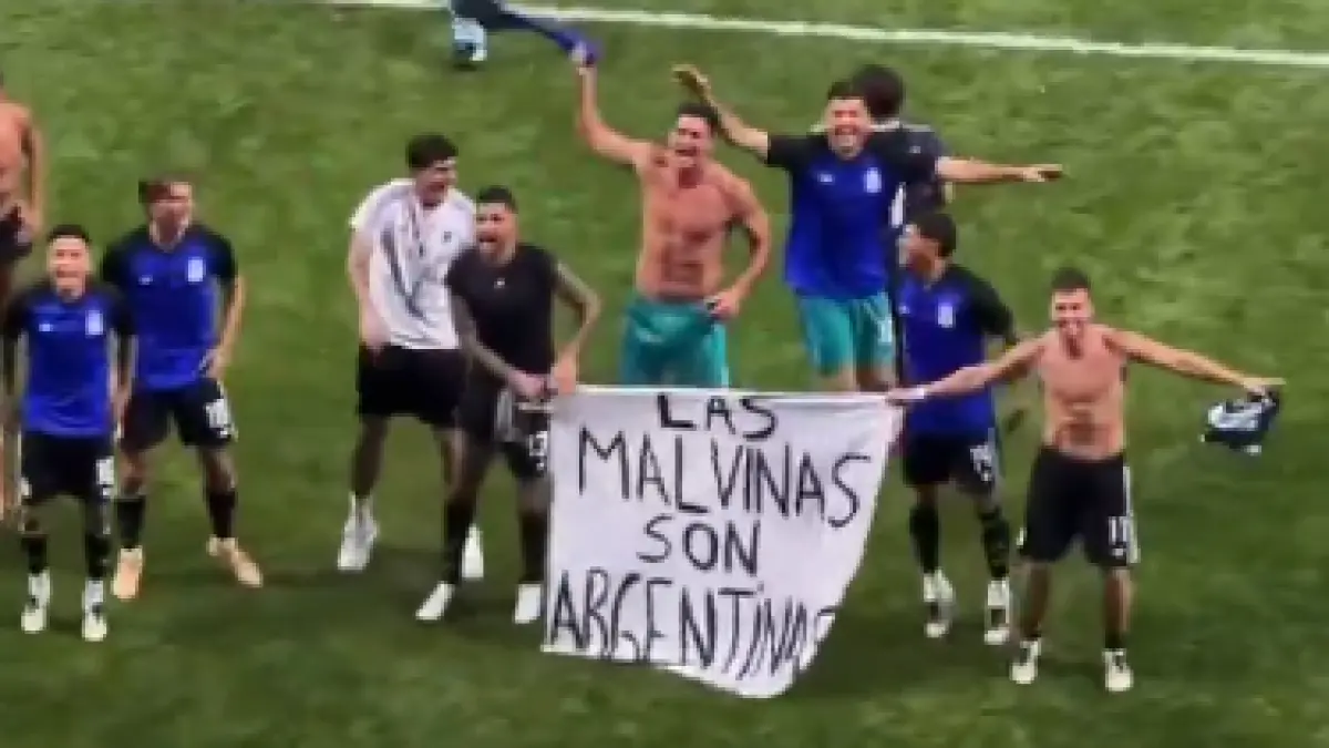Sejumlah pemain timnas Argentina membentangkan spanduk bertuliskan "Las Malvinas son Argentinas" usai pertandingan melawan Inggris. Aksi tersebut memicu perdebatan dan menjadi sorotan publik serta media internasional.