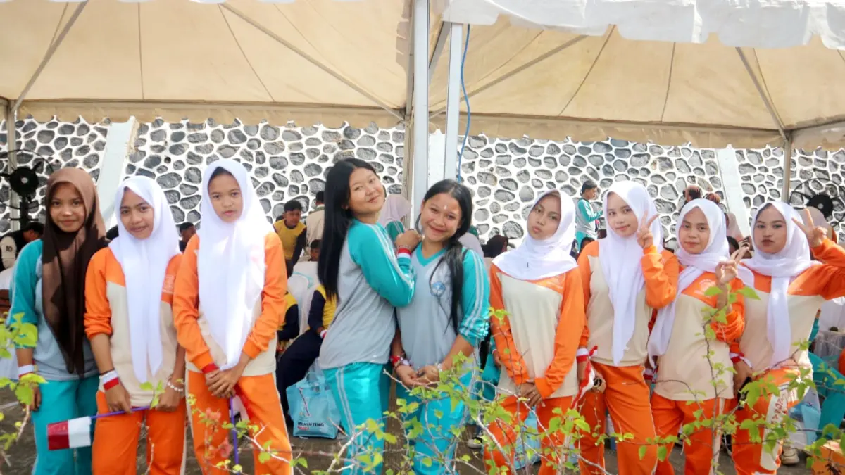 SEKOLAH: Sejumlah siswa di SMP di Gunungsari saat bersiap menyambut kedatagan Presiden Prabowo Subianto berkunjung ke Bendungan Meninting belum lama ini. (Foto: Toni/Lombok Post