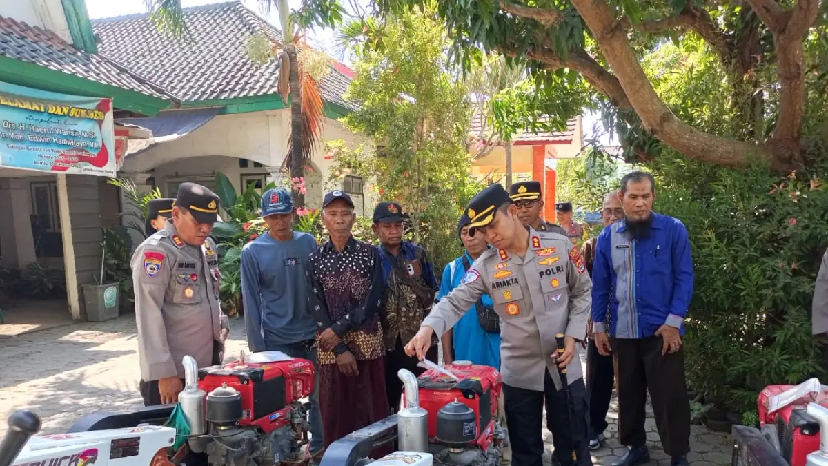 SERAHKAN: Kapolres Lombok Timur (Lotim) saat menyerahkan bantuan traktor kepda tiga kelompok tani di Kecamatan Pringgabaya. 