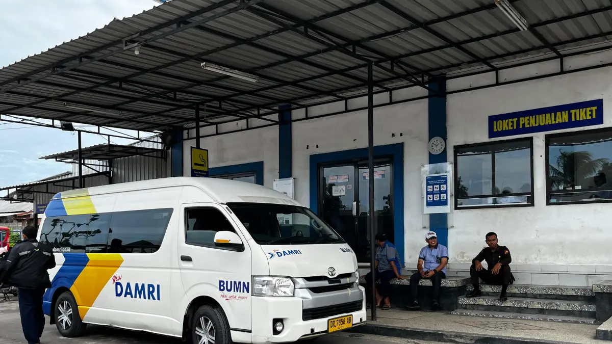 STANDBY: Salah satu armada standby menunggu penumpang di terminal DAMRI Mataram, belum lama ini. (FERIAL/LOMBOK POST)
