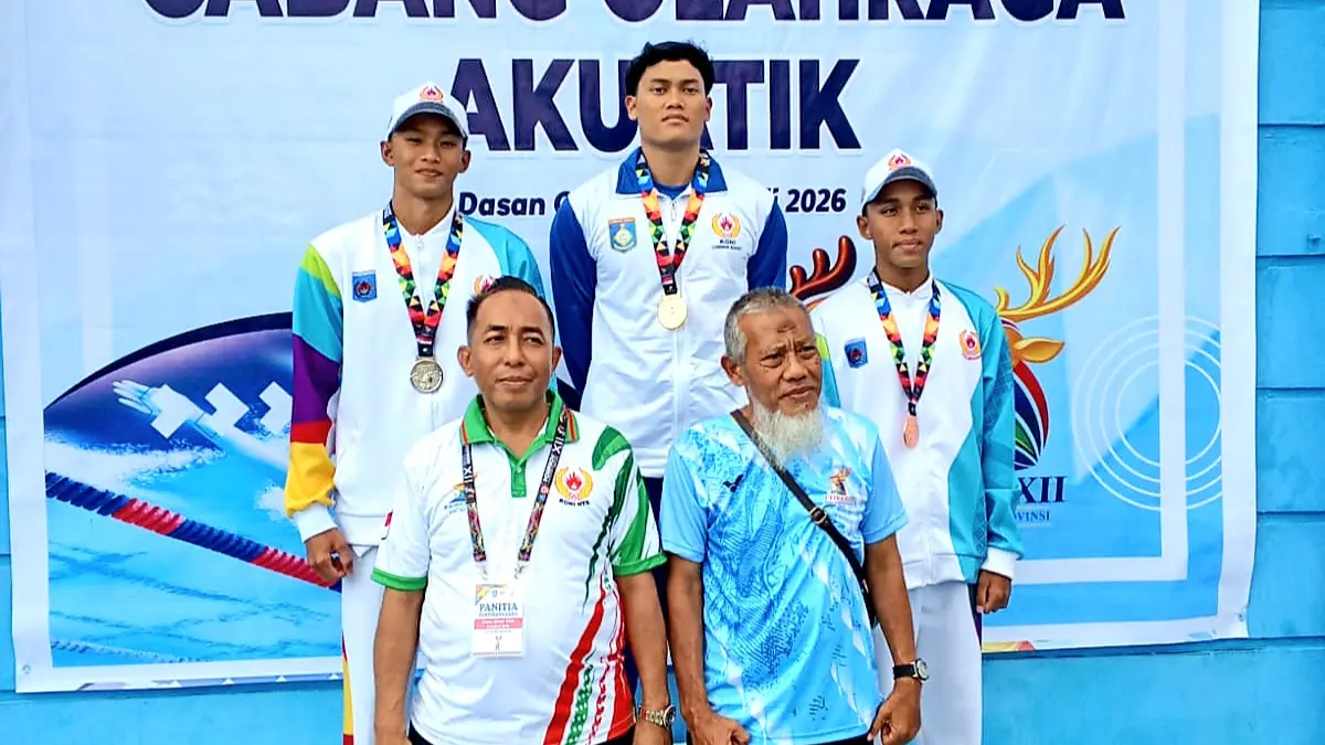 SUMBANG EMAS: Atlet renang Lombok Barat Haris Raynor meraih medali emas di cabang olahraga Akuatik pada Porprov NTB.

