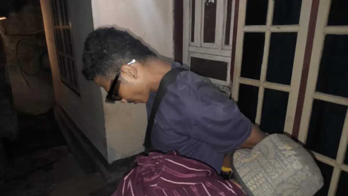 TERDUGA PENGEDAR: Salah seorang terduga pengedar narkoba di wilayah Kecamatan Labuhan Haji saat digeledah oleh polisi. 