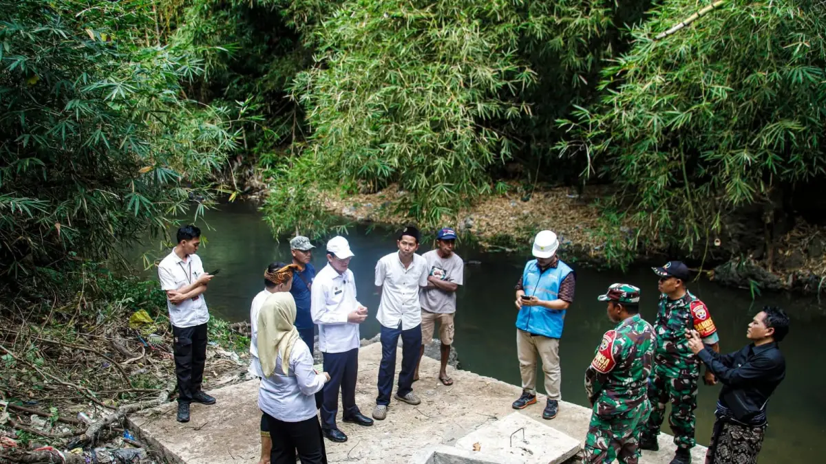 Wabup Loteng M Nursiah beserta jajaran Asisten I Setda Loteng monev program optimalisasi lahan pertanian di Desa Sisik, Pringgarata, Loteng, Kamis (16/7).