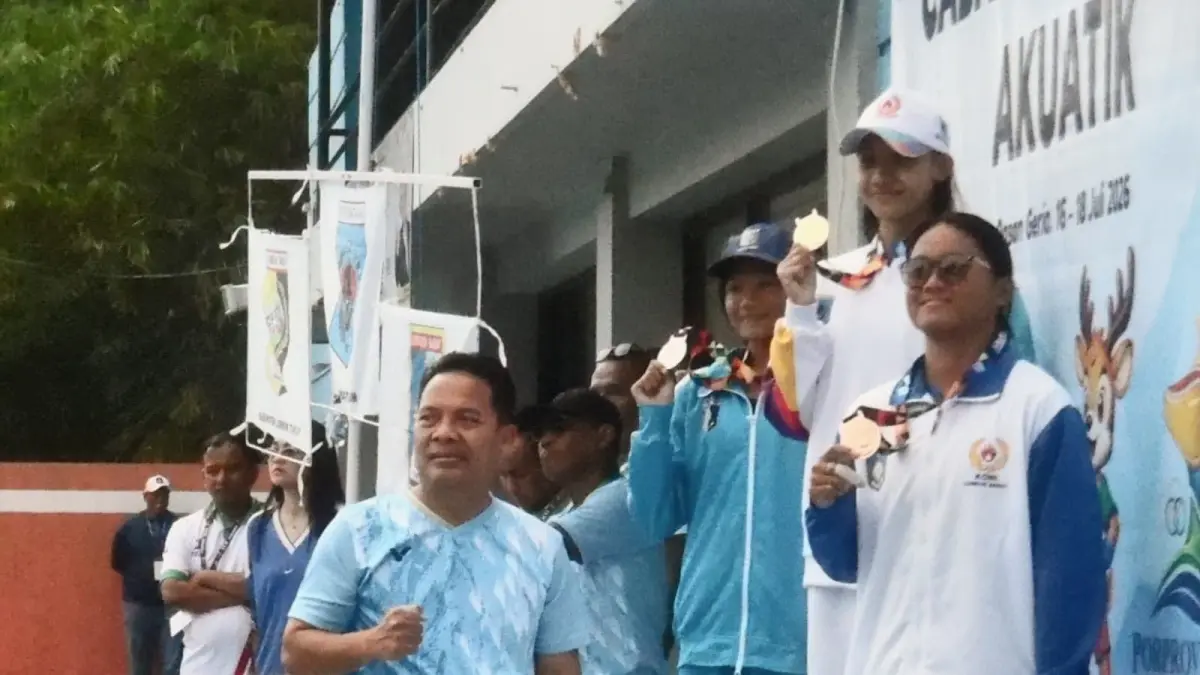 Wakil Ketua Akuatik Provinsi NTB Lalu Purnawan usai memberikan medali pada salah satu cabor Akuatik di Dewi Anjani Waterpark, Lobar, NTB, Jumat (17/7). (NURUL/LOMBOK POST)