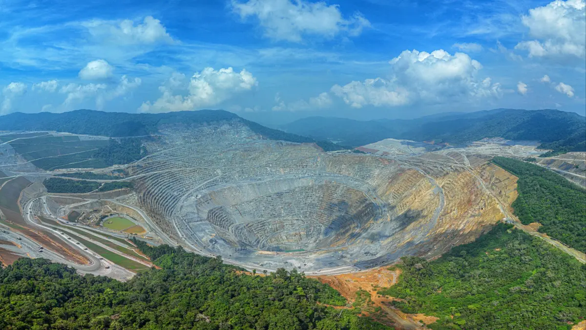 Area tambang Batu Hijau di Kabupaten Sumbawa Barat. Masa depan setelah tambang bergantung pada kemampuan daerah mengubah kekayaan mineral menjadi keterampilan dan ketahanan ekonomi. (FOTO: Dokumen AMMAN)