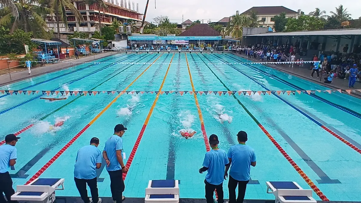 Atlit cabor akuatik saat berlomba perebutkan medali pada Porprov NTB 2026.
