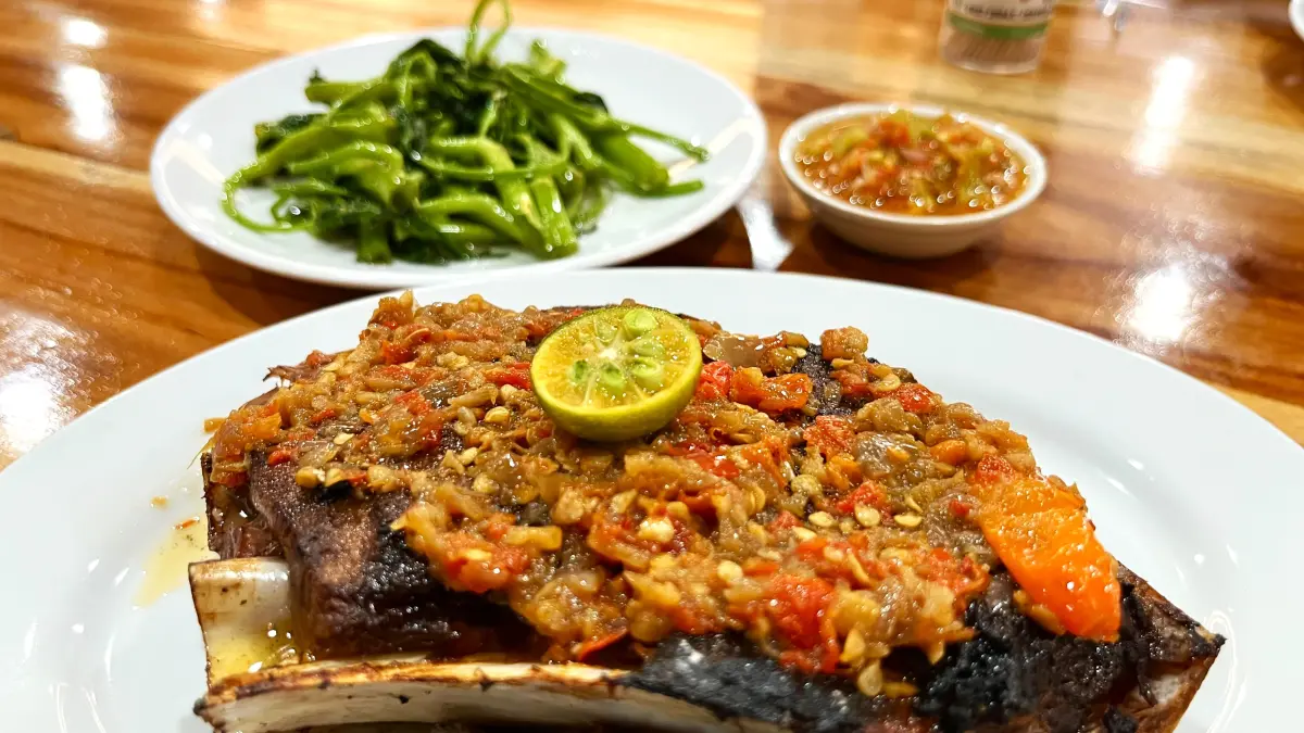BIKIN NGILER: Penampakan menu rahang tuna bakar RMP Mataram yang bikin ngiler. (FERIAL/LOMBOK POST)