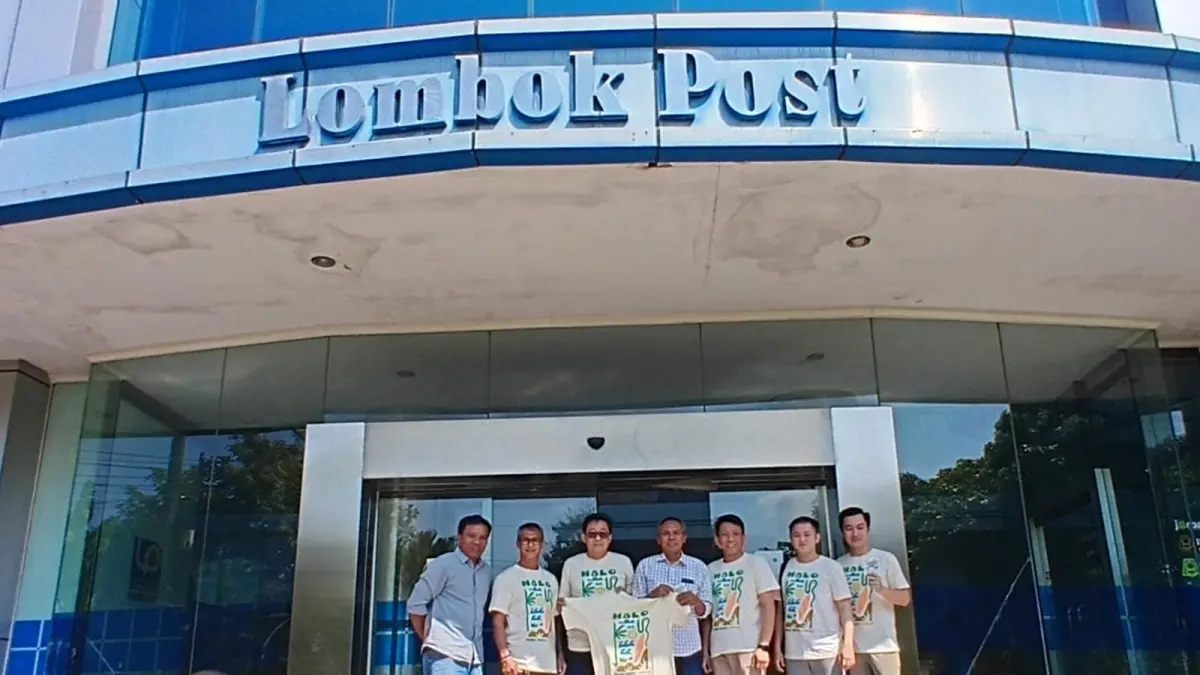 Hakka Youth Lombok saat berkunjung ke Graha Pena Lombok pada Sabtu (18/7).