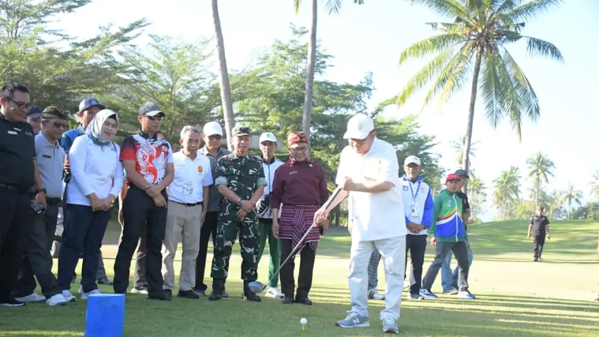LOKASI MEMADAI: Bupati KLU saat membuka pertandingan golf di Sire Beach Golf Club.