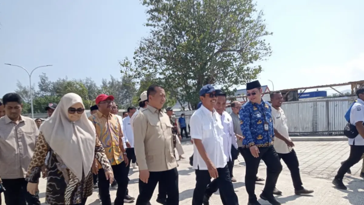 Menteri Kelautan dan Perikanan RI Sakti Wahyu Trenggono (kanan, kemeja putih) didampingi Gubernur NTB Lalu M Iqbal saat meninjau mKampung Nelayan Merah Putih (KNMP) di Kelurahan Bintaro, Kecamatan Ampenan, (17/7). 
 