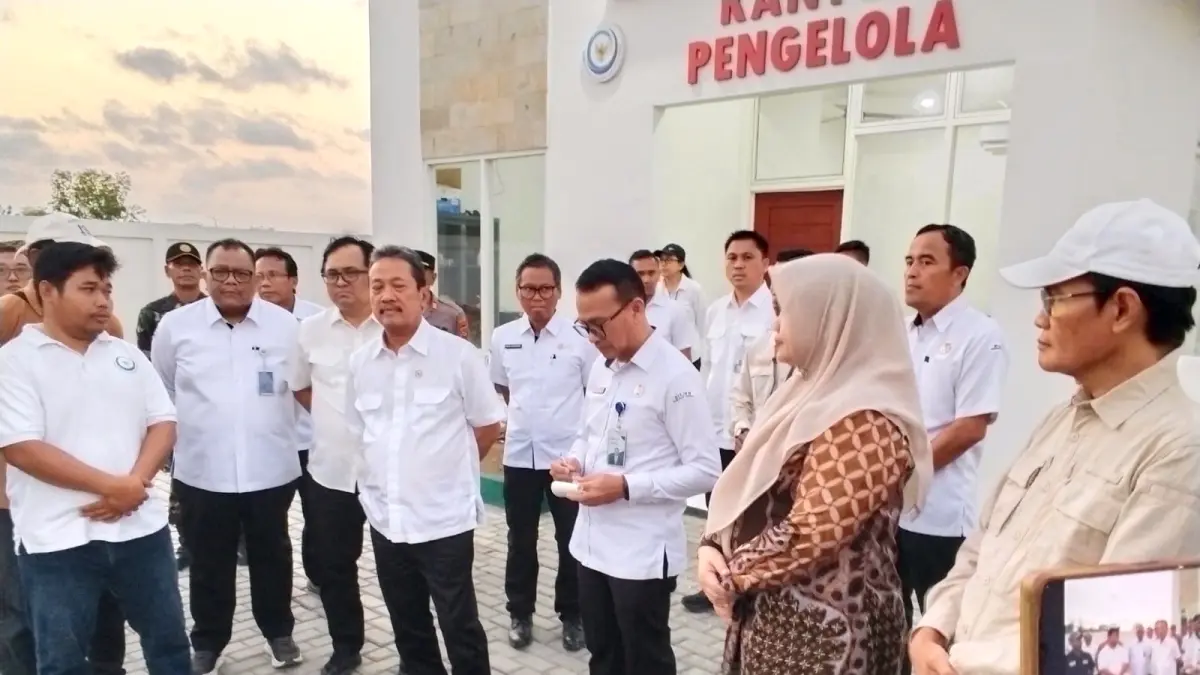 Menteri KKP RI Sakti Wahyu Trenggono (empat kiri) didampingi Wagub NTB Indah Damayanti Putri (dua kanan) dan Wabup Loteng M Nursiah (kanan) meninjau KNMP Bilelando, Praya, Timur, Loteng, Jumat (18/7). 
