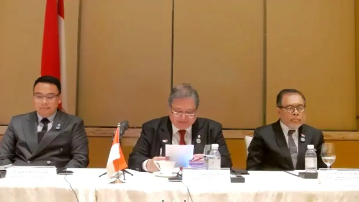 Menteri Koordinator Bidang Perekonomian Airlangga Hartarto dalam konferensi pers melalui zoom, Jumat (17/7) malam. (Tangkapan Layar Zoom)