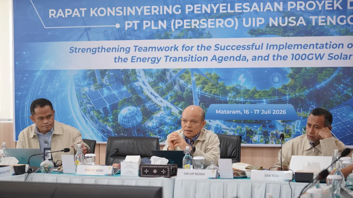 GM PLN UIP Nusra RDW. Manurung (tengah) bersama SRM Perizinan, Pertanahan, dan Komunikasi Bruly Victor Tarigan (kiri), dan SRM Perencanaan, Sugeng Santoso (kanan) dalam rapat konsinyering penyelesaian proyek dan kinerja 2026 PT PLN (Persero) UIP Nusra, Kamis (16/7).