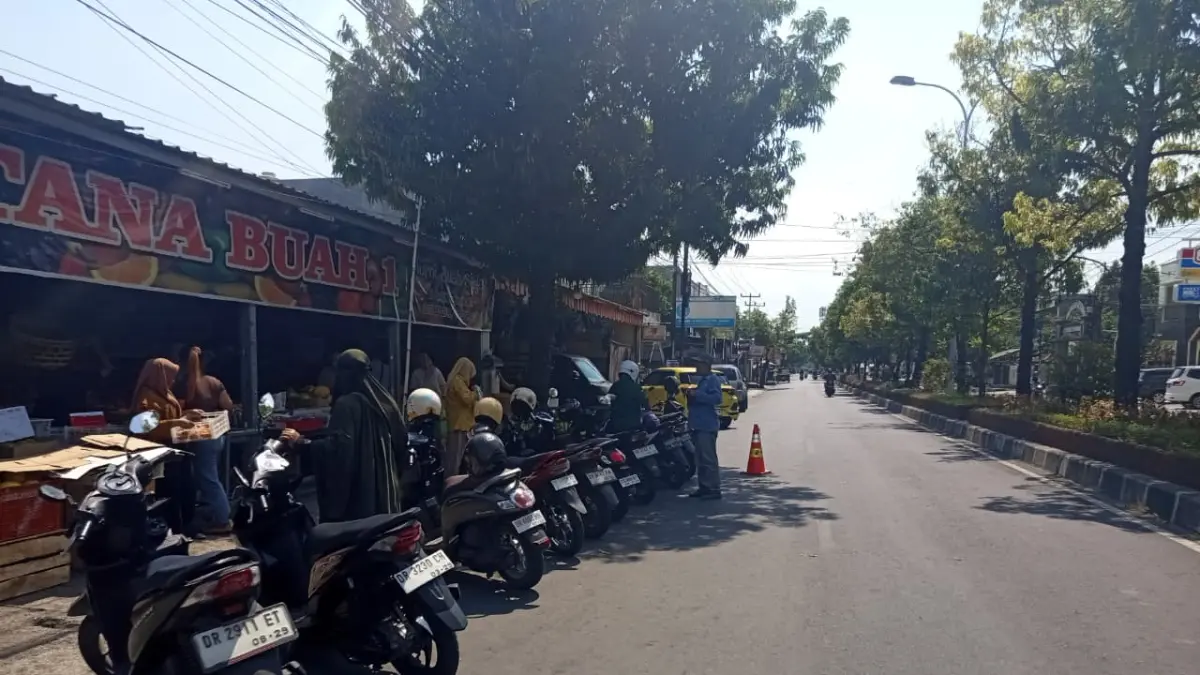 Parkir depan toko buah Jalan Panjitilar