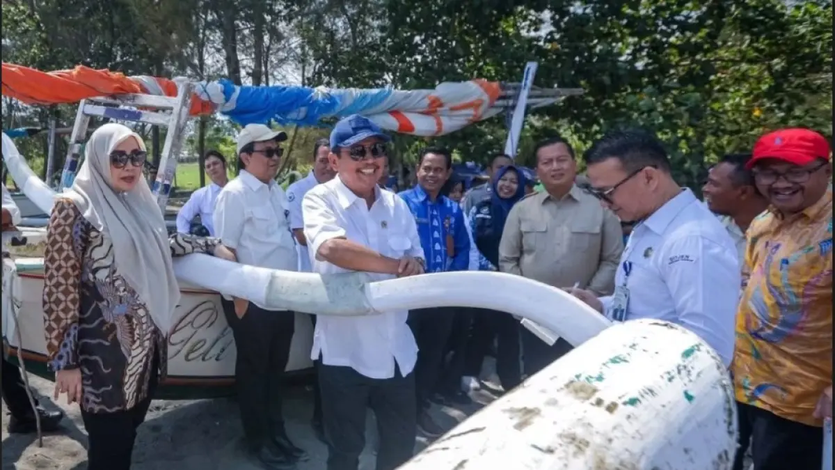 PASAR IKAN: Menteri Kelautan dan Perikanan Sakti Wahyu Trenggono didampingi Gubernur NTB Lalu Muhamad Iqbal dan Wagub Indah Dhamayanti Putri saat meninjau KNMP Bintaro, Jumat (17/7). (DISKOMINFOTIK NTB/LOMBOK POST)