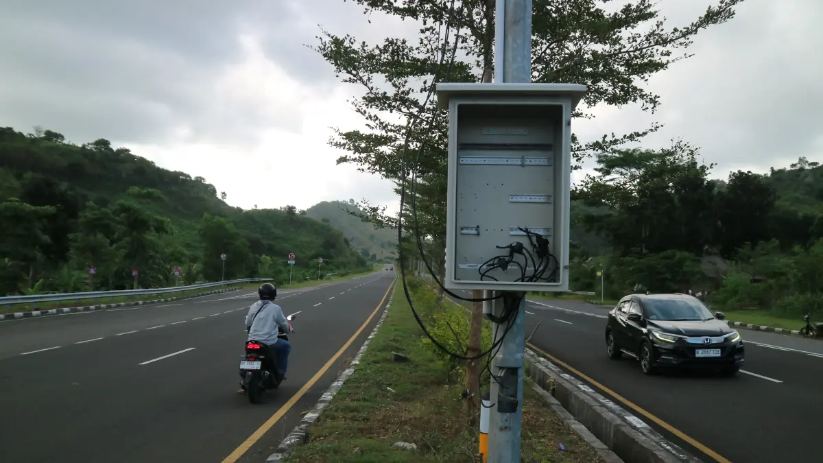 Salah satu boks panel PJU yang dicuri oknum di jalan bypass BIL-Mandalika, Lombok Tengah, beberapa waktu lalu. Dikabarkan PJU sepanjang jalan ini tidak akan diperbaiki BPJN karena ketiadaan anggaran pemeliharaan.