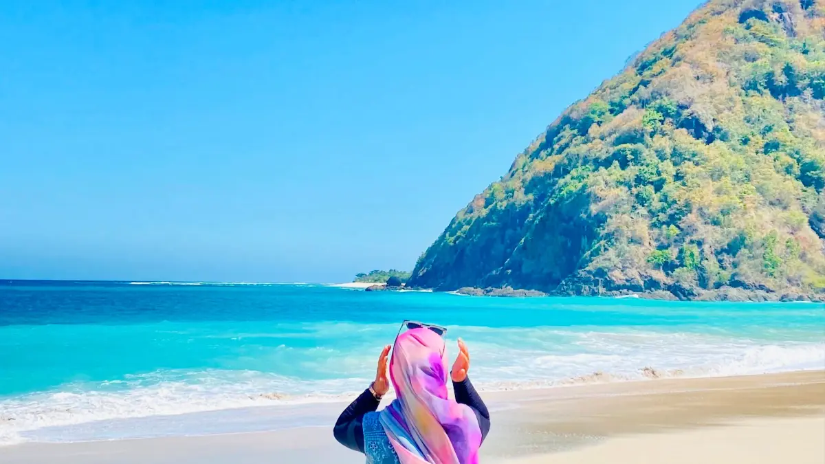 Seorang pengunjung berswafoto dengan lanskap langsung Samudra Hindia di pesisir Pantai Tomang-Omang, Desa Selong Belanak, Praya Barat, Loteng.&nbsp;