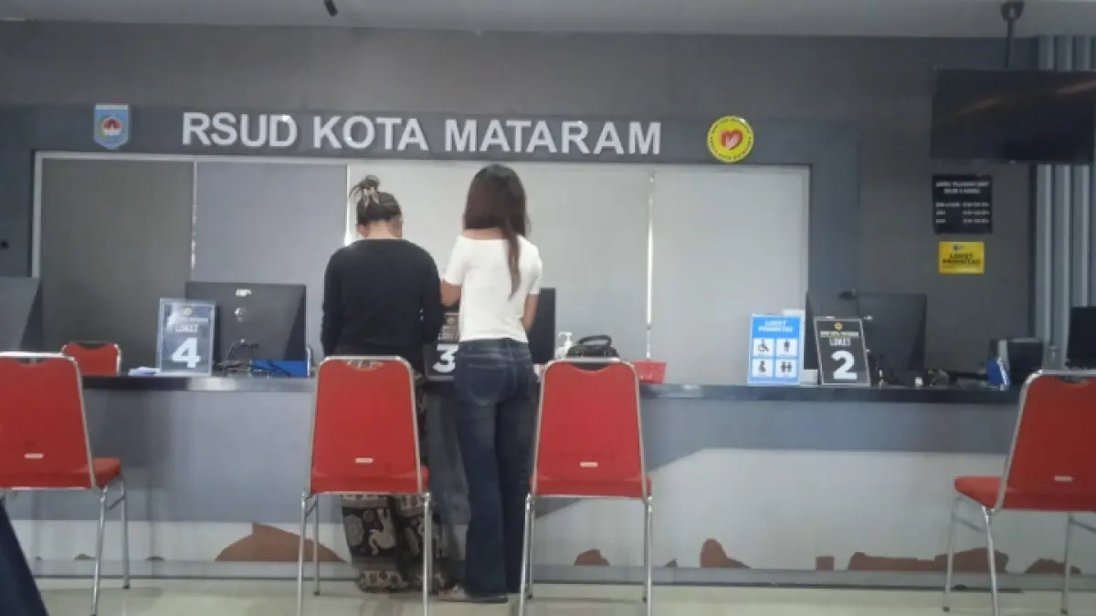 TANYA INFORMASI: Dua pengunjung di bagian pendaftaran rawat jalan RSUD Mataram. (Wahyu/Lombok Post) 