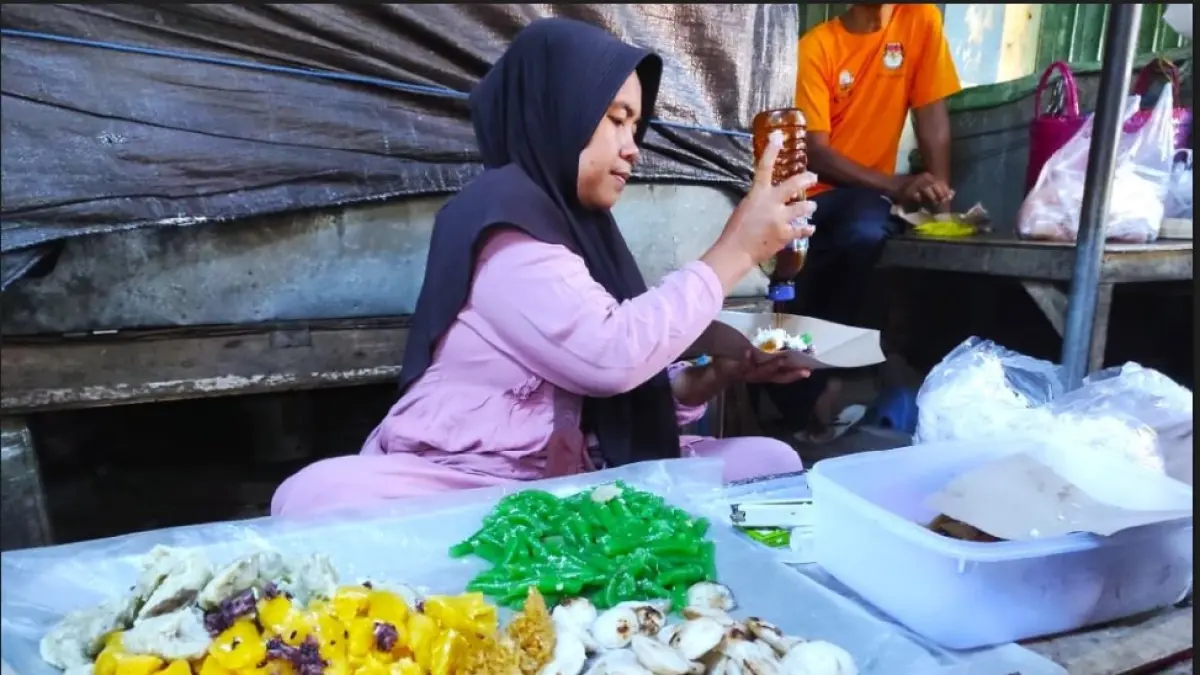 TETAP EKSIS: Salah satu penjual jajan tradisional di Pasar Mandalika, Mataram tetap eksis di tengah gempuran kue modern, Jumat (10/7). (FERIAL/LOMBOK POST)