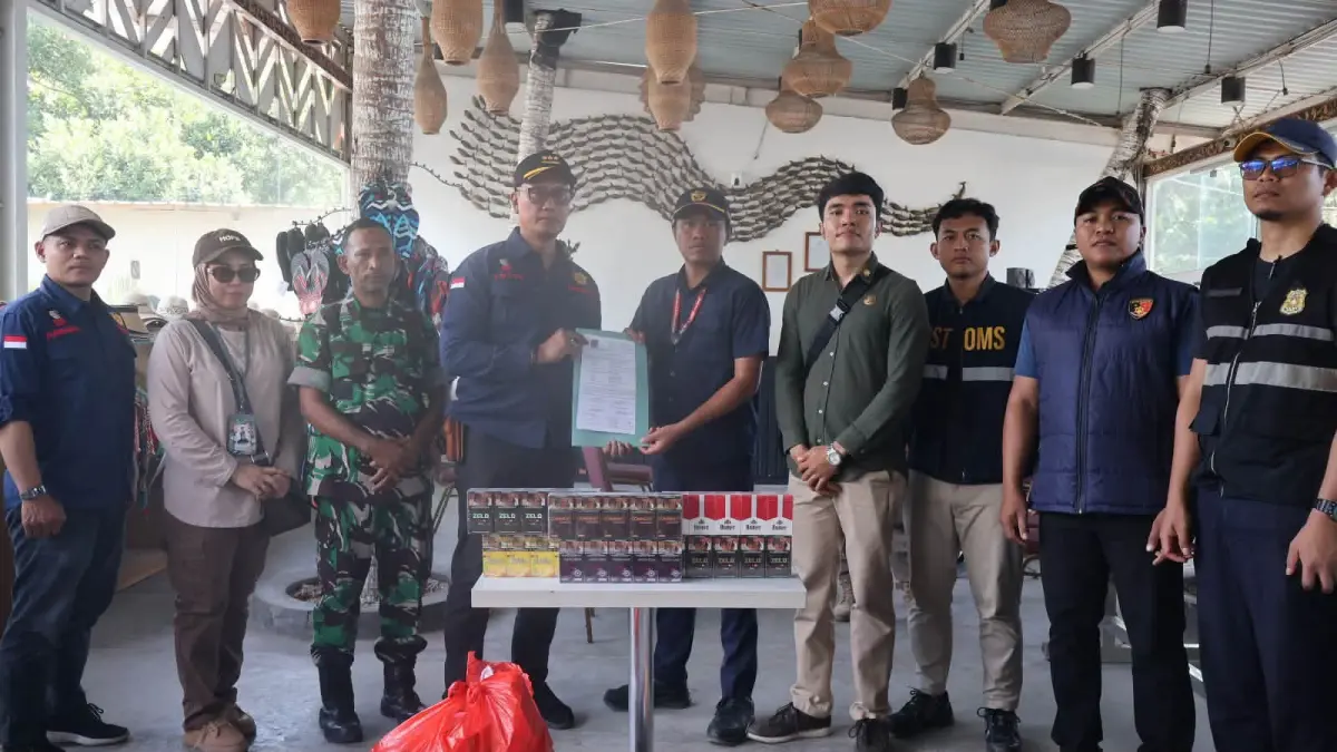 TUNJUKKAN KOMITMEN: Petugas gabungan saat operasi peredaran rokok ilegal di kawasan wisata Gili Air.