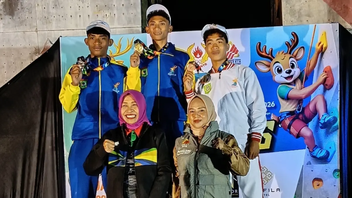 UPP PANJAT TEBING: Ketua FPTI NTB Nadirah Al Habsyi (depan kanan) bersama Wakil Ketua 1 KONI NTB Husnanidiaty Nurdin (depan kiri) usai menyerahkan medali kategori Putra di Gelanggang Pemuda, Sabtu (18/7) malam.