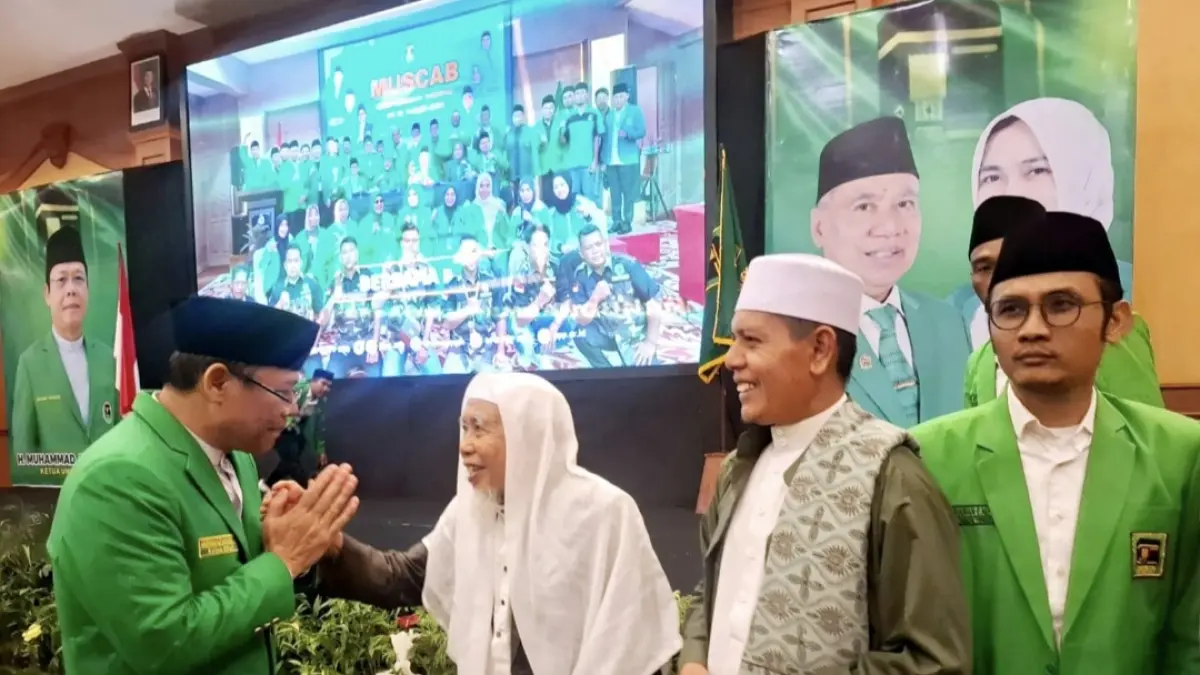 Ketua Umum PPP Muhamad Mardiono (kiri) menyapa tokoh PPP NTB TGH Daud Muhsin (tiga dari kanan) usai pelantikan serentak pengurus DPW dan DPC PPP se-NTB 4 Juli lalu. Dalam arahannya, Mardiono meminta DPC segera menuntaskan Musancab sampai Agustus nanti.&nbsp;