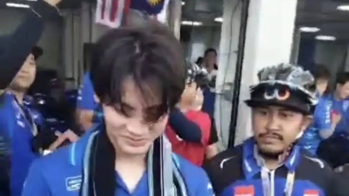 Aktor sekaligus pembalap asal Thailand Ing Asavanund memberikan tanda tangan kepada penggemar di sesi pit walk Yamaha Sunday Race, Sirkuit Internasional Mandalika, Lombok Tengah, Minggu (19/7). 